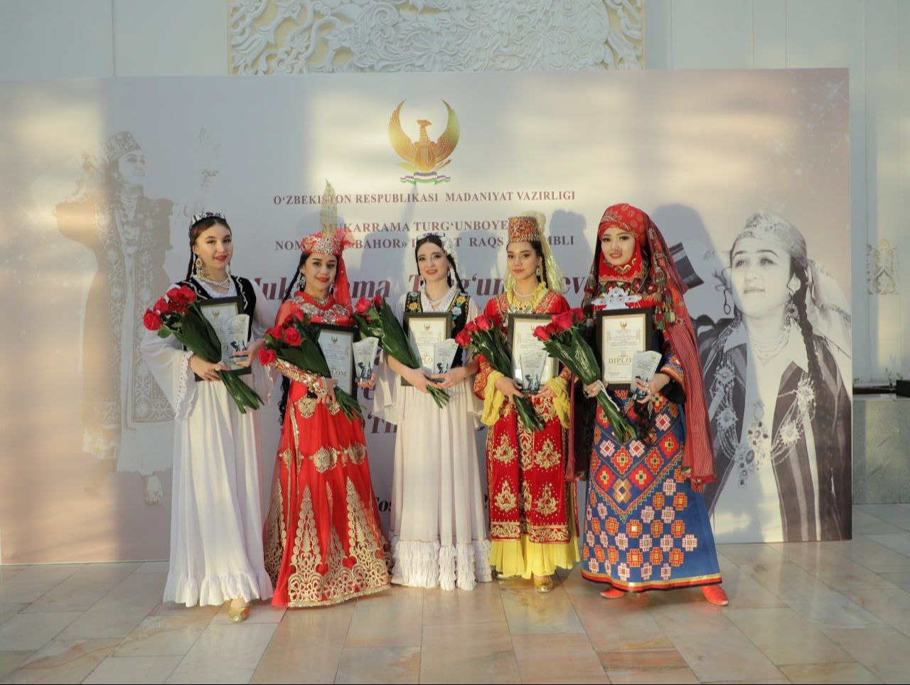 Tikilgan mushuklarning fotosuratlari