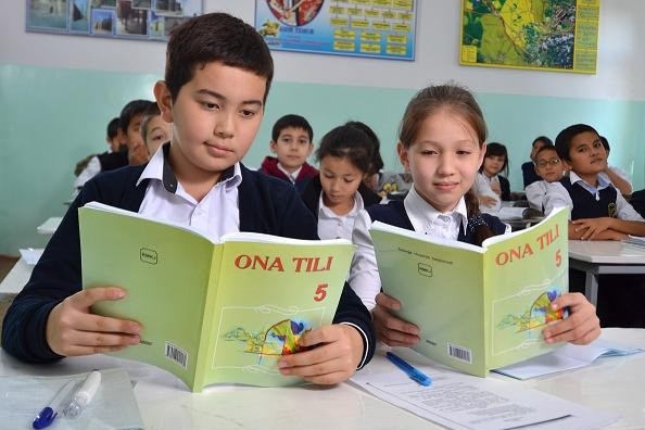 Jamoat joyida ozining jozibasini korsatish Jamoat joyida ozining jozibasini korsatish