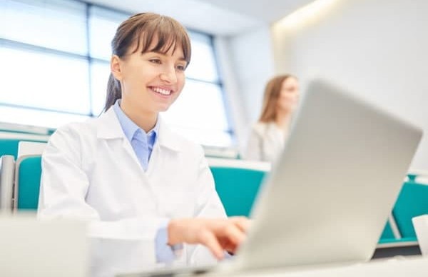 Hamshiralar etaklari ostidagi fotosuratlar Hamshiralar etaklari ostidagi fotosuratlar