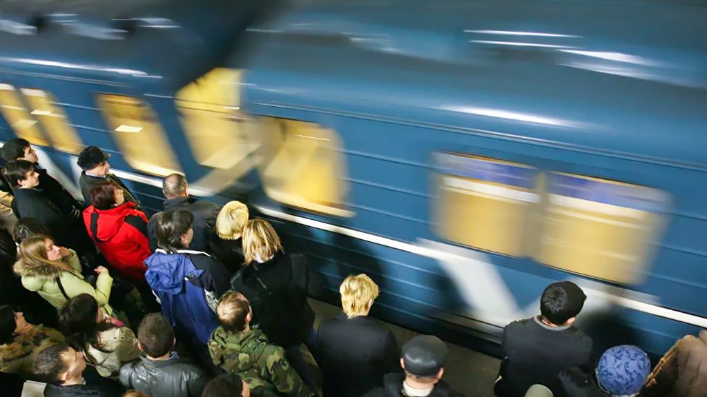 Ездят ли сейчас в метро. Поездка в метро фото. Метро вагон стоячие места. Сбой на Сокольнической линии. Метро советы.