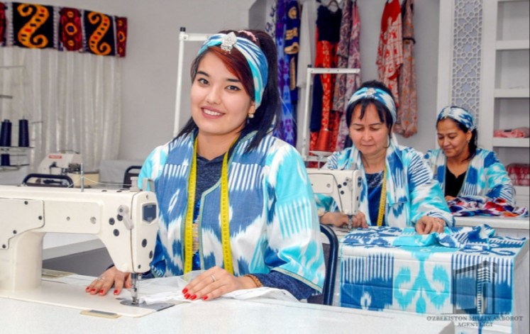 Porno tombul yosh qizlar Qiz tuxumlarni oyoq osti qiladi