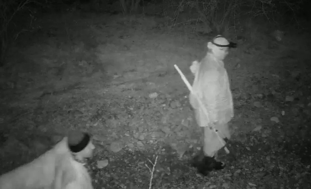 Qizil qalpoqcha jinsiy ertak Sylvia Saint anus videoni yalaydi