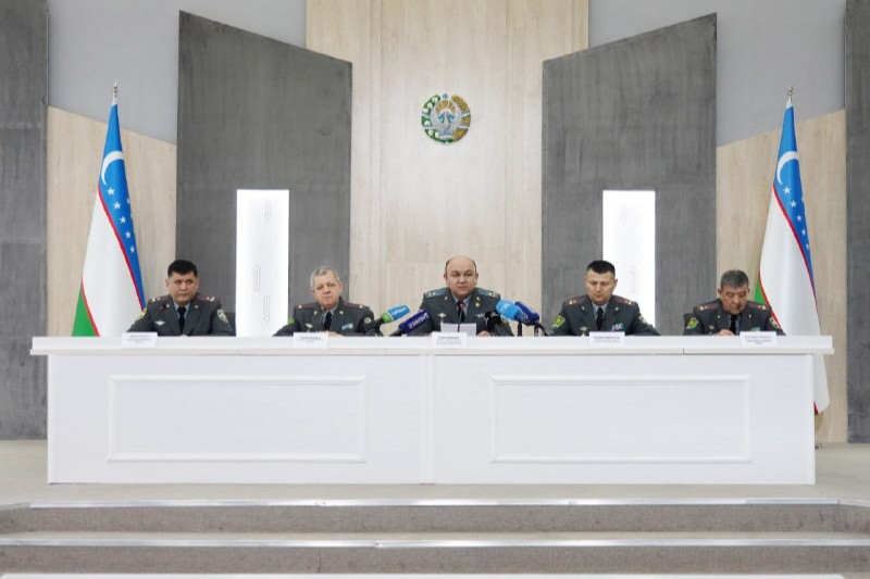 Onlayn Metsk pornosiga hayron boling Yalangoch ayol oyoqlarini yoydi