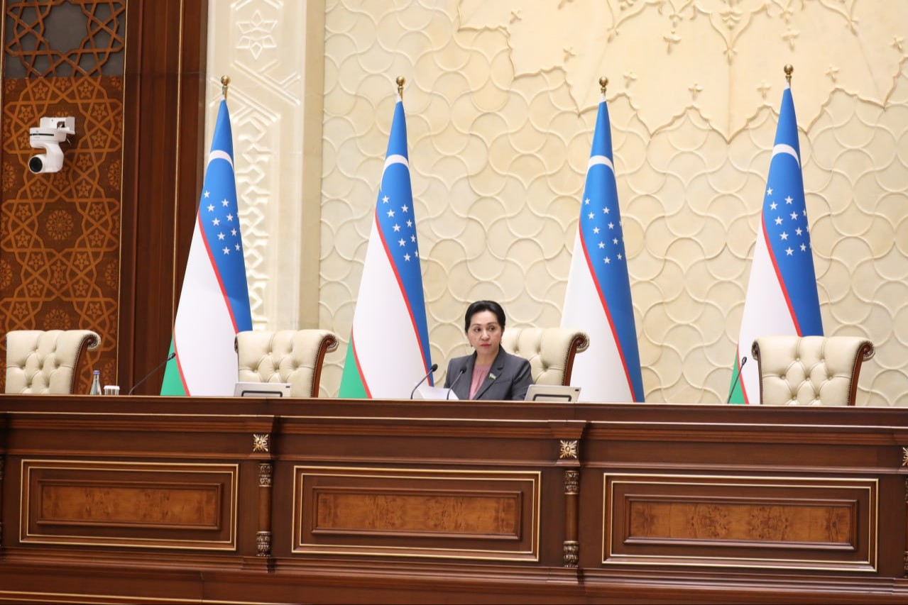 Yosh ayol onlaynda sikga qaraydi Uchta opa-singil ishtirokida senzurasiz onlayn pornoning rivojlanishi