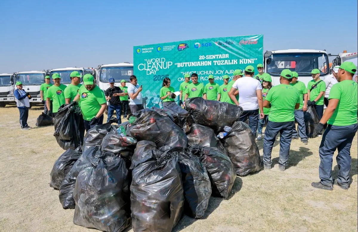 Yoqimli egri chiziqli sargish ayol yumshoq toshakda sikiladi