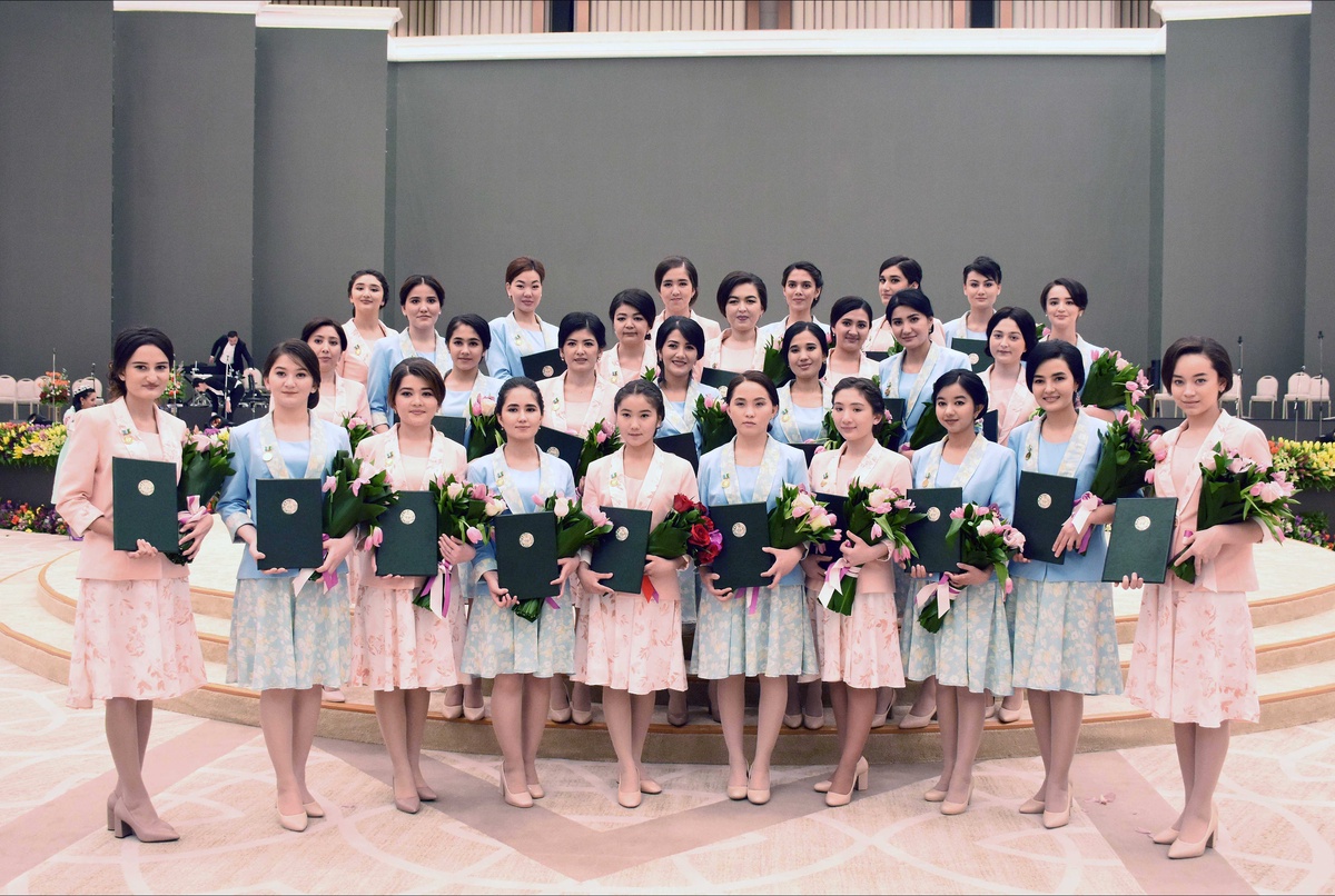 Xotin mehmonlarni külotsiz shunday kutib oladi.