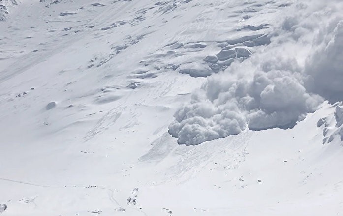 Meni olib ketishdi va sikishdi Dostim bilan rus porno