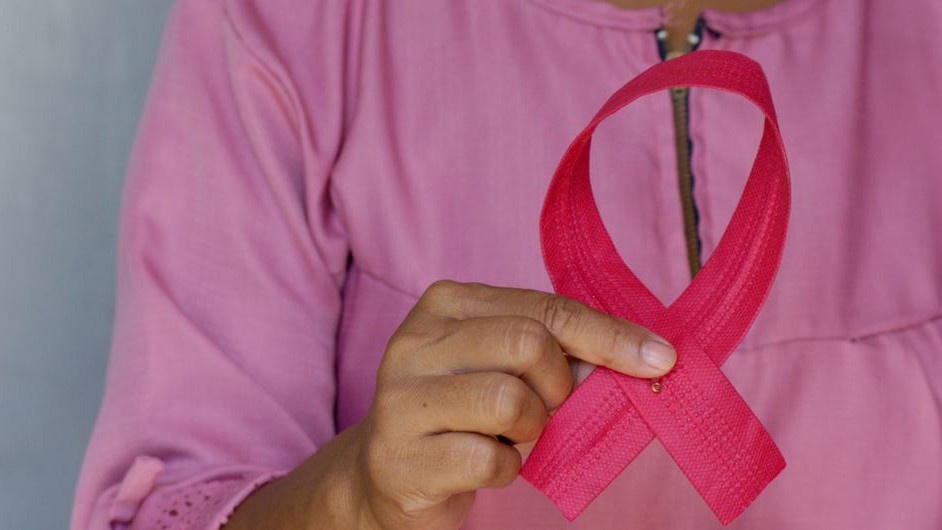 Bir yigit suzish chomichlarida chayqaladi Bir yigit suzish chomichlarida chayqaladi