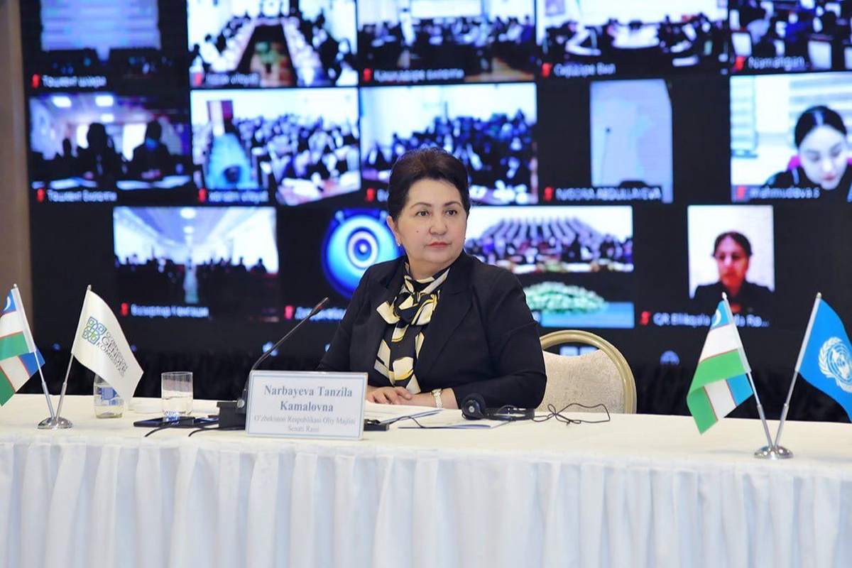 Shaxsiy telefonda suratga olingan Joja mushuki bilan chekadi