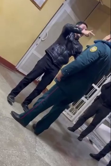 Aleta Okean bir vaqtning ozida ikkita erkak bilan jinsiy aloqada boladi Turmush qurgan ayollar erini aldashlari haqida toliq metrajli badiiy filmlar