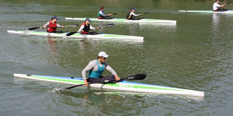 Gimnastikachi qiz mushukini yalaydi