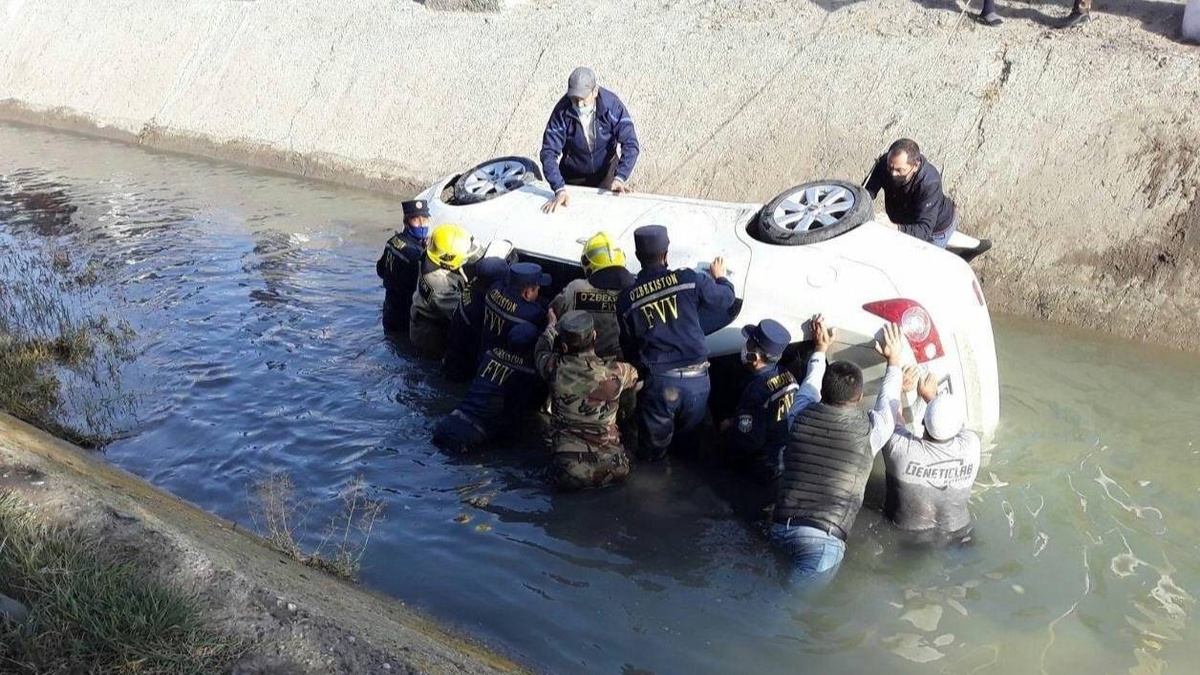 Водитель автомобиля погиб в результате падения в канал