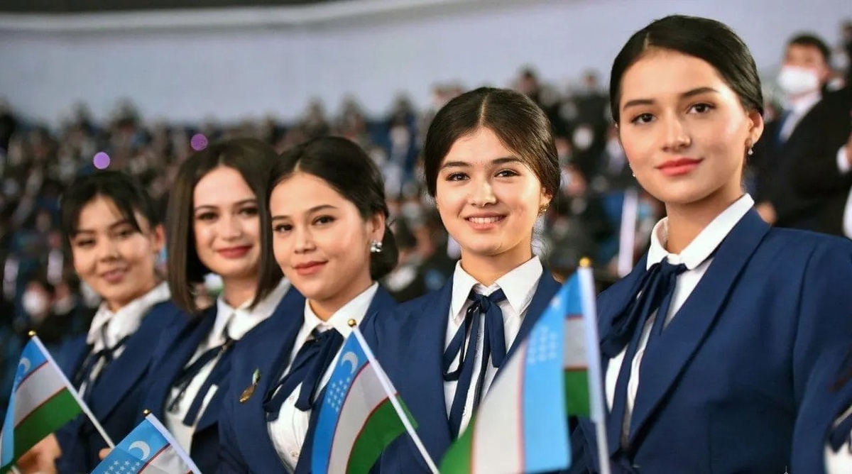 Dachada panties yoq Kokrak qafasidagi arab ayollari