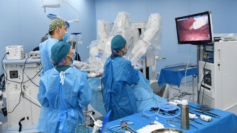 Oshxona stolidagi jinsiy aloqa fotosurati