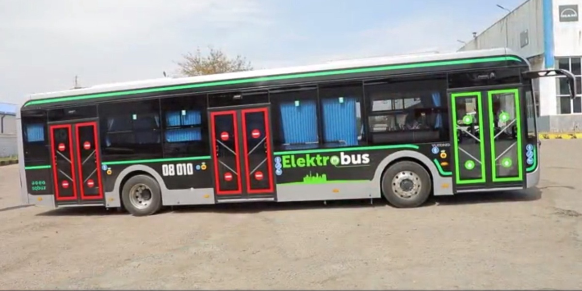 Ular avtobusda meni oyoqlarim orasiga qoyishadi