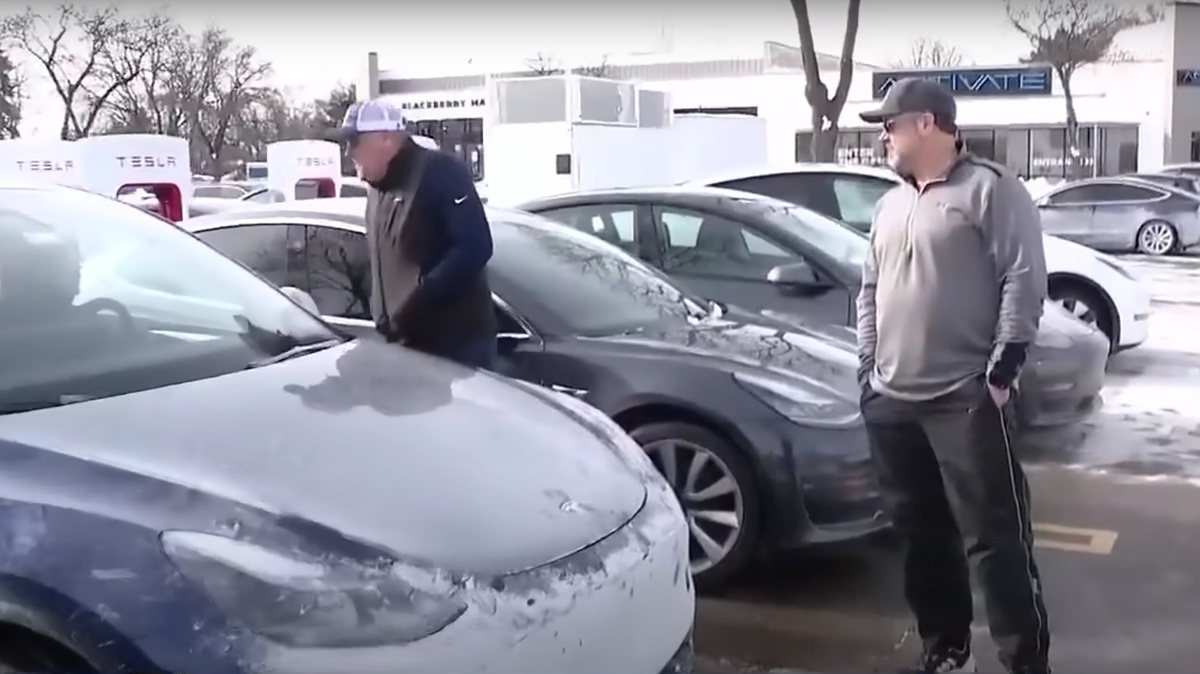 Чикагские морозы превратили станции зарядки Tesla в кладбища электромобилей