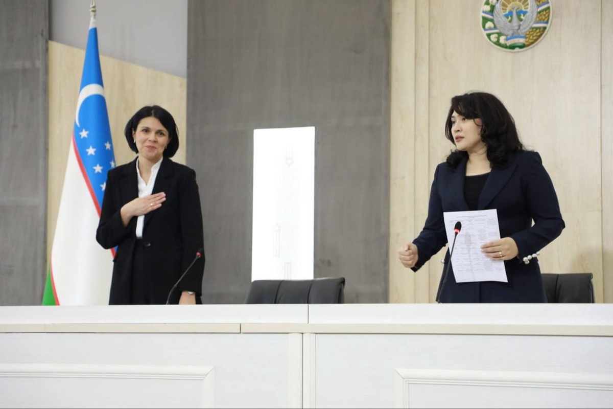 Uxlayotgan dost bilan gey jinsiy aloqa