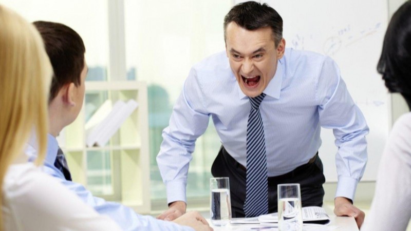 Fohisha yalangoch qizlar veb-kamera oldida yaramas.