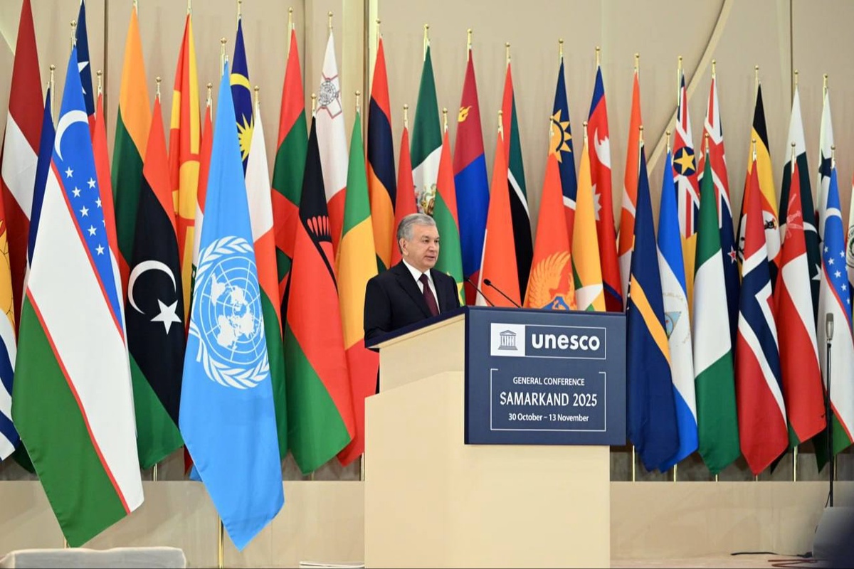 Желіде жапондық әйелдің кискасындағы қашықтан басқарылатын әтеш