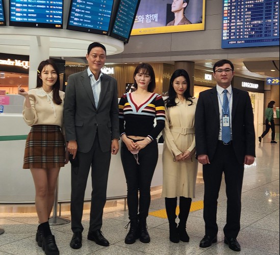 Ogil onaning kokraklarini soradi jinsiy aloqa