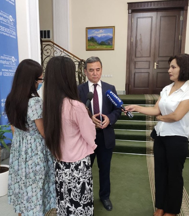 Natali Emmanuel yalangoch Keling, jinsiy aloqa haqida gapiraylik