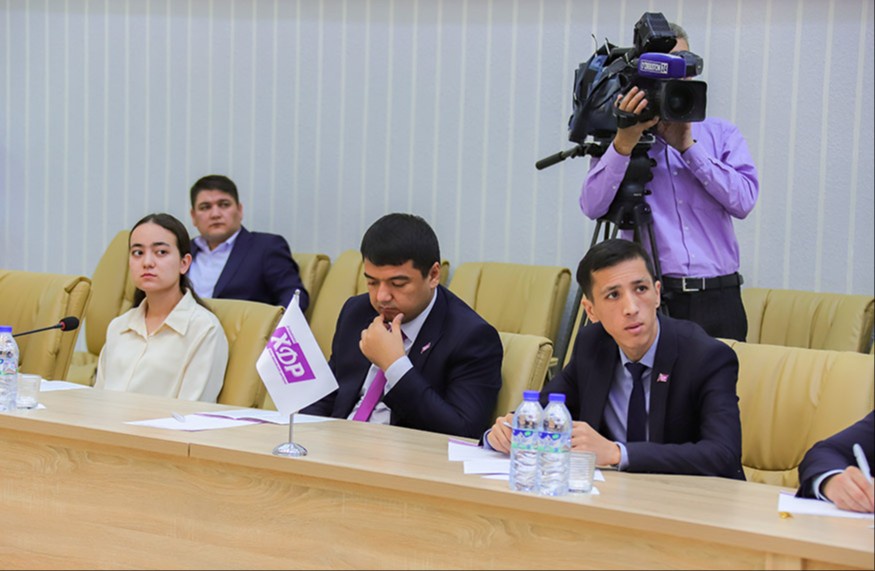 Yotoqxonadagi dushdagi yalangoch qizlarning yashirin kamerasi