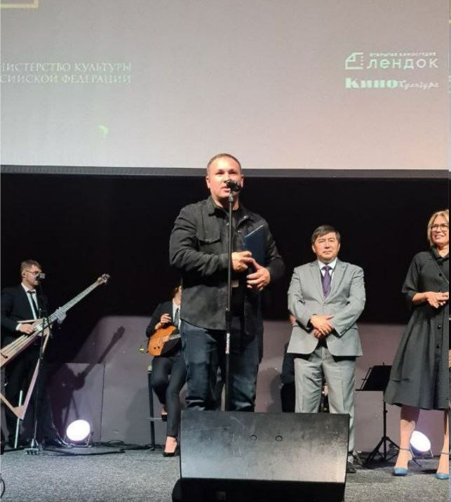 Dikni siltab tashladi va uning tukli qiniga kiritdi.