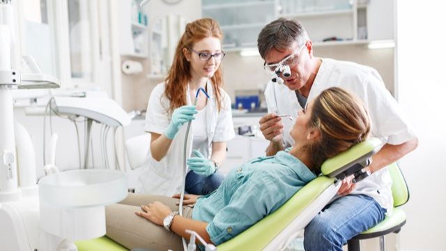 Omma oldida kamsituvchi jinsiy aloqa Erkaklar olomonidan sperma bilan tola mushuk