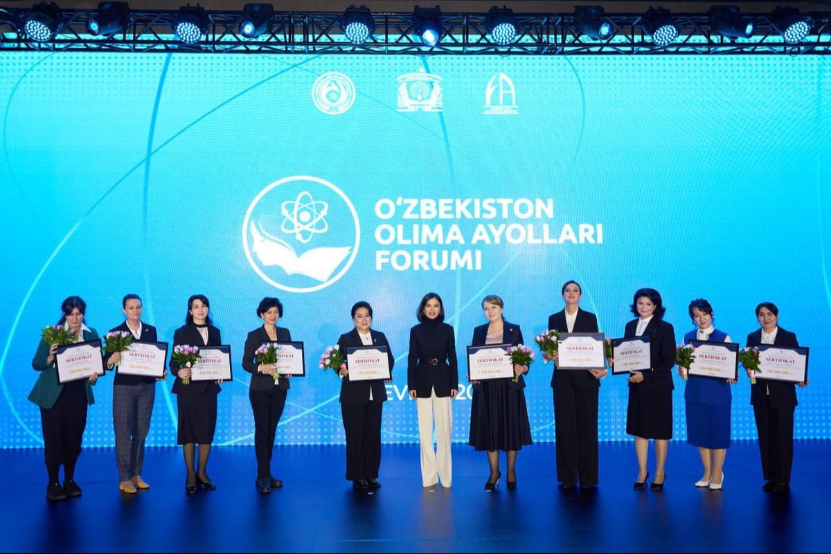 Sati Casanova butunlay yalangoch.