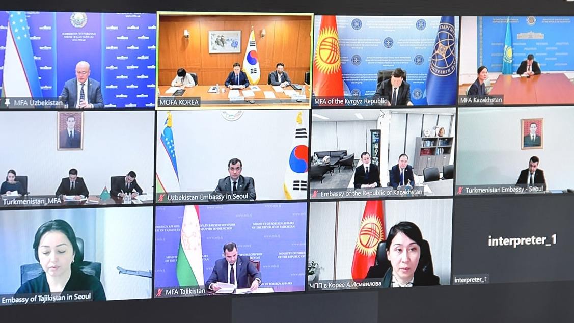 Lesbiyan Anastasiya Chernobrovina Dushdagi ehtirosli jinsiy aloqa