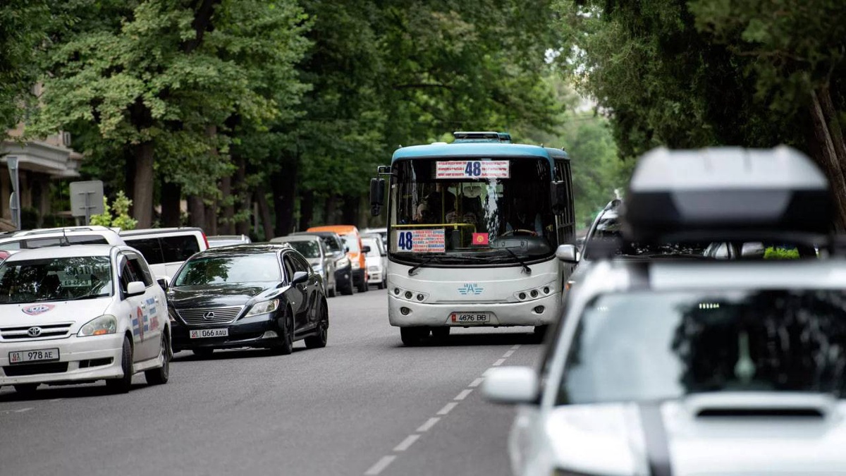 В Бишкеке запретили работникам мэрии ездить на личном автомобиле по  вторникам и четвергам