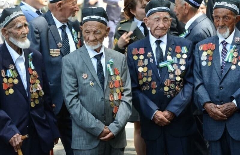 Uyda jinsiy aloqa 2: Taqiqlangan kadrlar Katta dumbali va ingichka belli etuk onalar jinsiy aloqada bolishadi