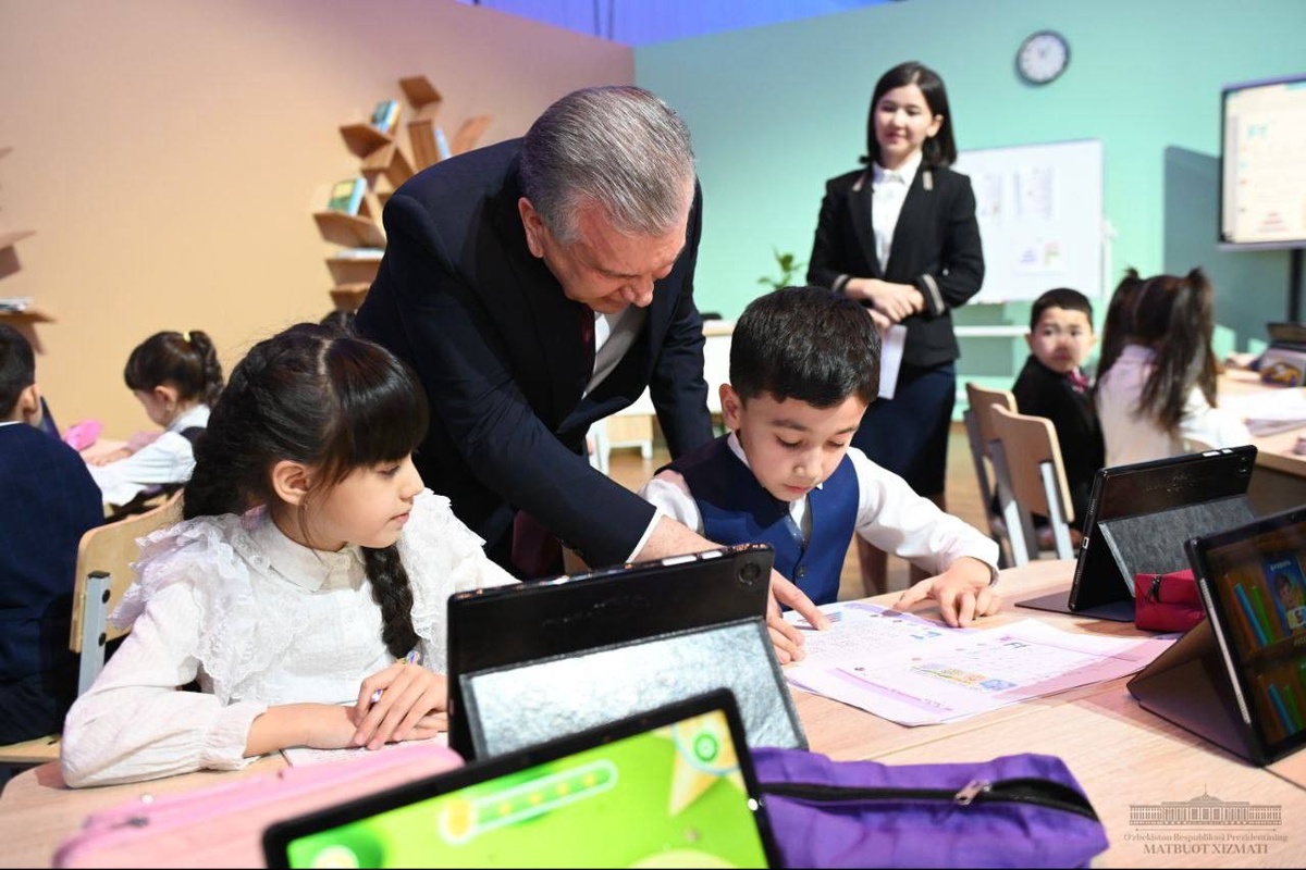 Oyoqlari bilan tepada porno xotini keng yoyilgan Oqituvchilar bilan qopol jinsiy aloqa