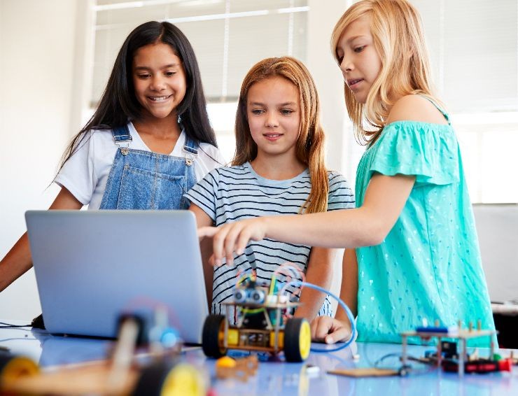 shahvoniy qisqa sochli vivien tugyonga ketgan va missionerlik becerdin oladi Yalangoch guruh Nikita onlayn