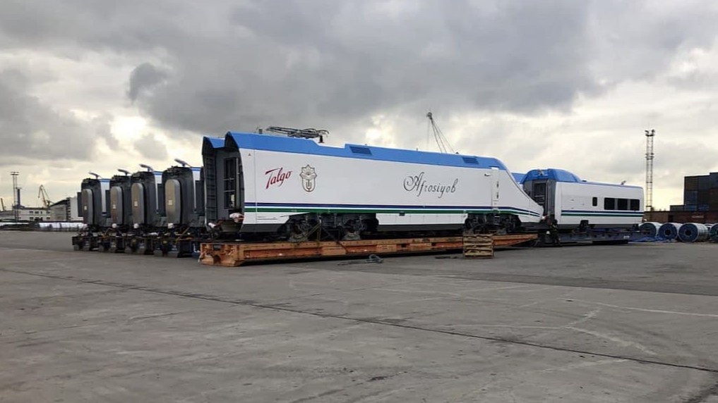 Олар жас әйелді қарауға жіберді Жалаңаш кеуделі сексуалды ханымдар фотосуреттері