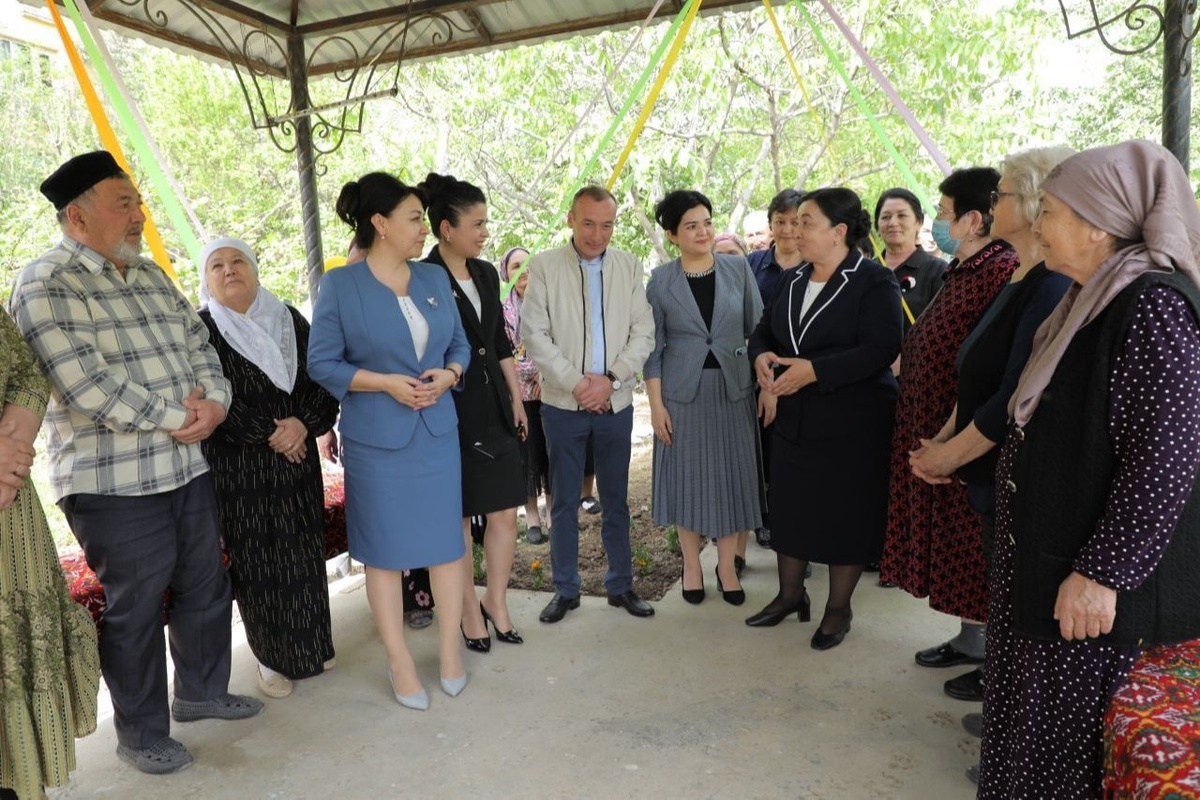 Yalangoch buvining ustidagi neylon oyoqlari