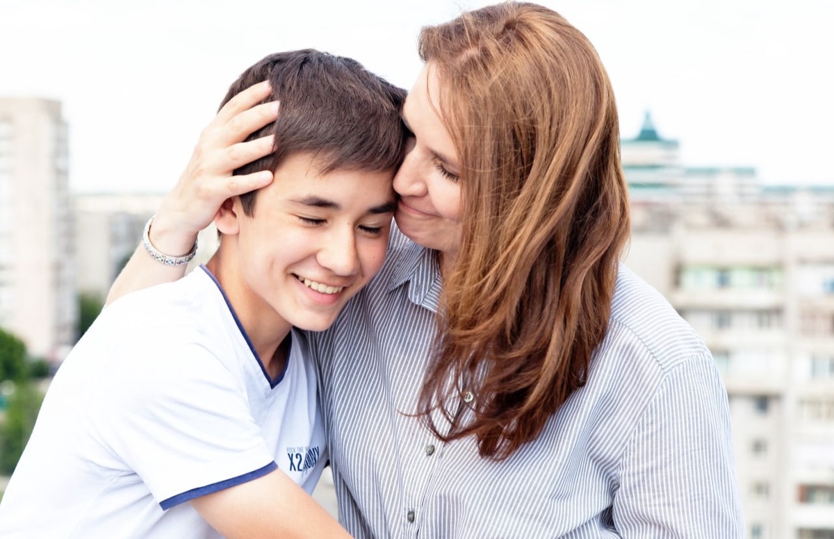 Men uxlayotgan qiz dostlarimning dumbalarida keldim