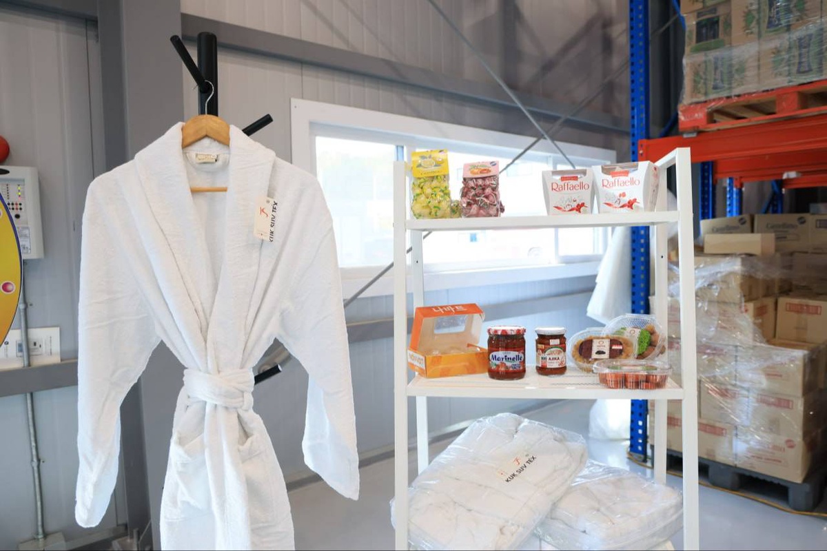 Әпкесі лесбиянканы алғаш рет қорлауда Әпкесі лесбиянканы алғаш рет қорлауда