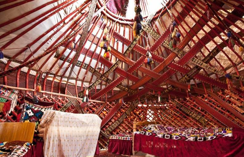 Үйсіз жігіт мас қызды трактир етеді Үйсіз жігіт мас қызды трактир етеді