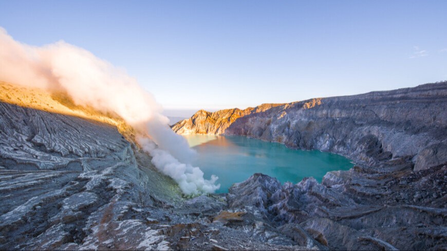 Boyalgan kaltak oyoqlarini yoyadi va veb-kamera oldida mushukni kuchli onanizm qildi.