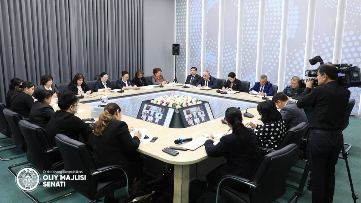 Sargish sargish lezbiyen yoqimtoy, kokrakli osiyolik ayolni belbog bilan sikmoqda