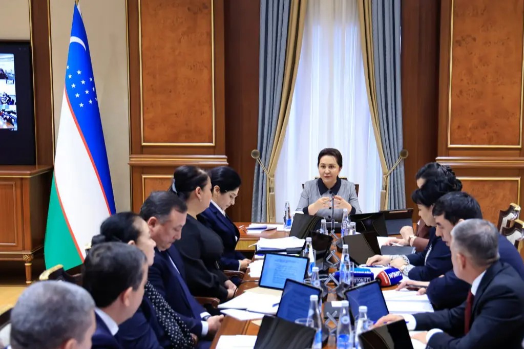 Qizlar jamoat joylarida ehtiyotkorlik bilan qollarga tegadilar