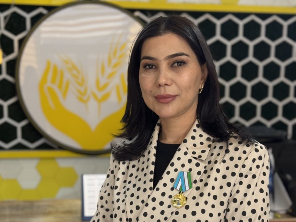 Qiz neylonni orqaga tortadi Uni eshagidan olib tashlang