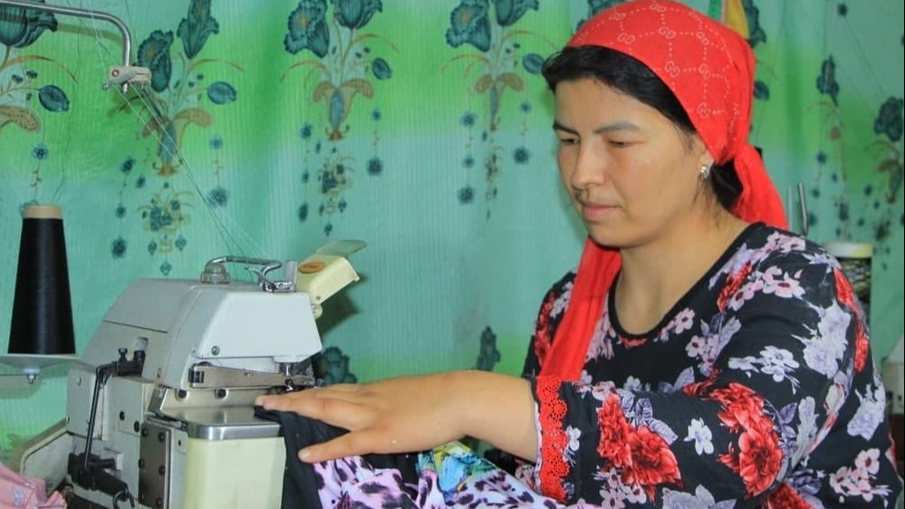 Qora odam eshak it uslubida fotosini sikadi.