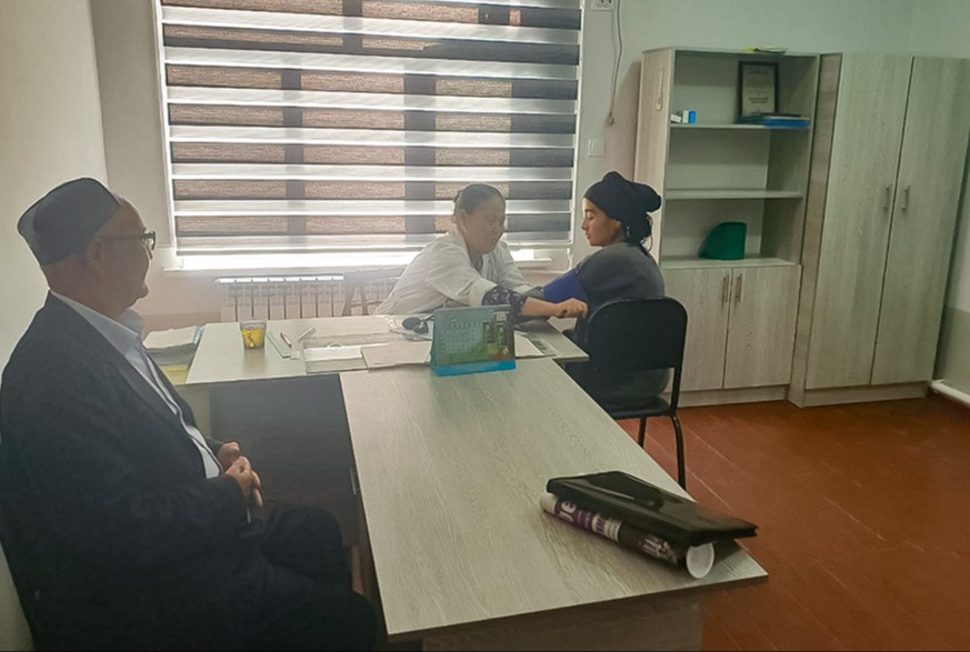 Qora tanlilar eshakda sikishadi Yosh Ketrin porno filmini tomosha qiling