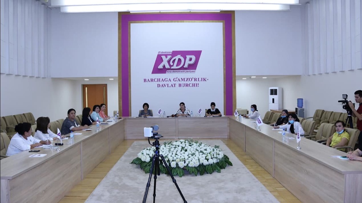 Qullar porno videolarda bir qismli suzish kiyimida kiyingan.