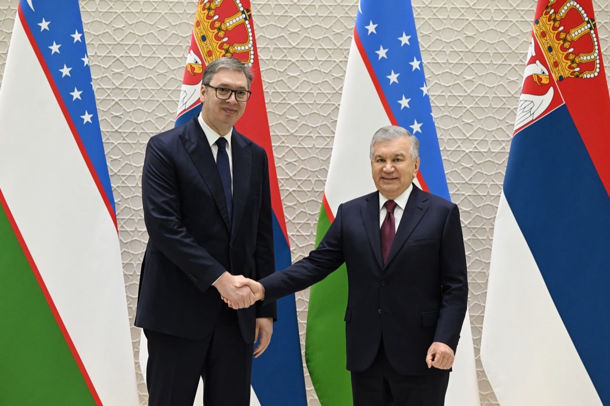 Жұмысшылар тобы өз бастығын трафиктенді (порно)