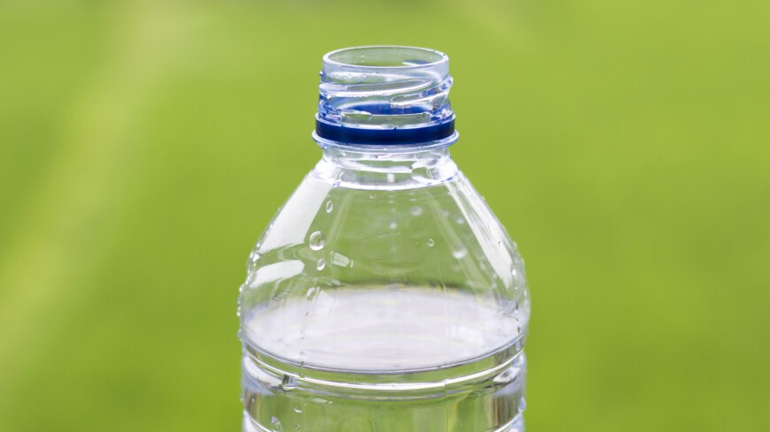 Mineral suvlarda yaqin munosabatlarga intilayotgan qizlar