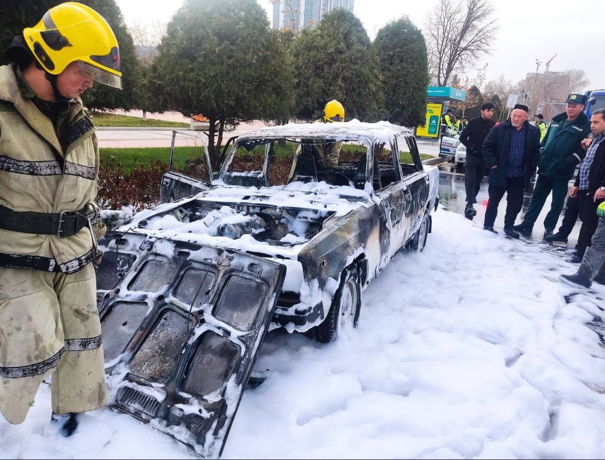 В Ташкенте на дороге загорелся автомобиль ВАЗ-2107