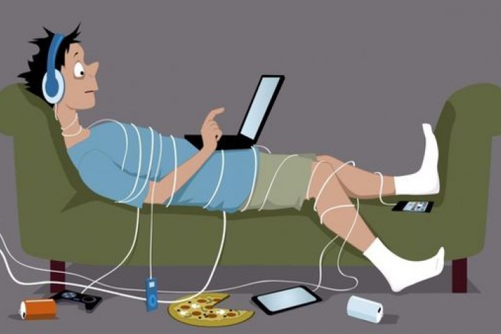 Yoqimli sargish yigitning qoliga gazab bilan sakrab tushadi